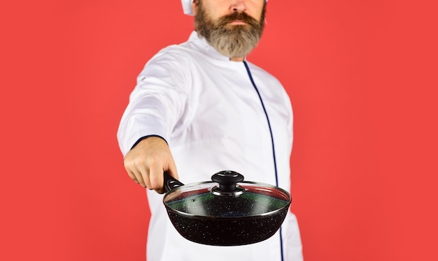 Proces gotowania, kucharz przy garze